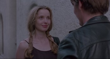 Movie still from “Before Sunrise” (1995), directed by Richard Linklater – A woman with a braid is talking to a man; Close Up shot, Over the shoulder angle