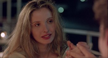 Movie still from “Before Sunset” (2004), directed by Richard Linklater – A person holding something in their hand; Close Up shot, Over the shoulder angle
