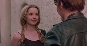Movie still from “Before Sunset” (2004), directed by Richard Linklater – A young woman standing next to a young man in front of a wall; Close Up shot, Over the shoulder angle