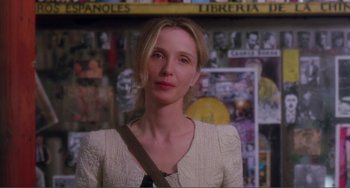 Movie still from “Before Sunset” (2004), directed by Richard Linklater – A woman in a white shirt is standing in a room; Close Up shot, Over the shoulder angle
