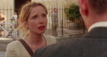 Movie still from “Before Sunset” (2004), directed by Richard Linklater – A woman is standing in front of a man; Close Up shot, Over the shoulder angle