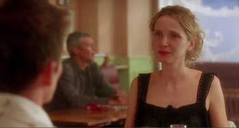 Movie still from “Before Sunset” (2004), directed by Richard Linklater – A woman sitting at a table in front of a man; Close Up shot, Over the shoulder angle