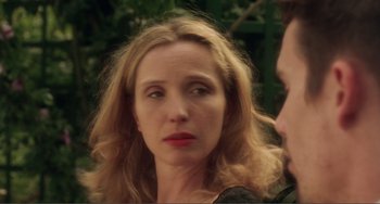 Movie still from “Before Sunset” (2004), directed by Richard Linklater – A person with long blonde hair; Close Up shot, Over the shoulder angle