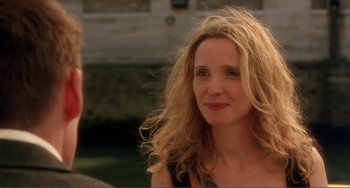 Movie still from “Before Sunset” (2004), directed by Richard Linklater – A person with long blonde hair; Close Up shot, Over the shoulder angle