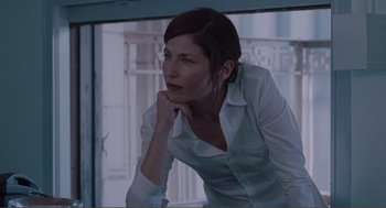 Movie still from “Being John Malkovich” (1999), directed by Spike Jonze – A woman in a white shirt is leaning against a wall; Close Up shot, Low angle