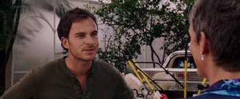 Movie still from “Beverly Hills Chihuahua” (2008), directed by Raja Gosnell – A person sitting in front of a tree; Close Up shot, Over the shoulder angle