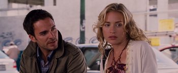 Movie still from “Beverly Hills Chihuahua” (2008), directed by Raja Gosnell – A man and a woman sitting next to each other on the street; Close Up shot, Over the shoulder angle