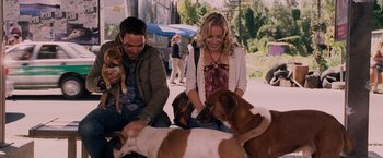 Movie still from “Beverly Hills Chihuahua” (2008), directed by Raja Gosnell – A man and a woman sitting on the ground with two dogs; Medium shot, High angle