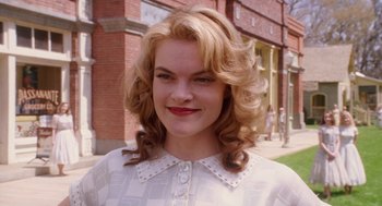Movie still from “Big Fish” (2003), directed by Tim Burton – A woman with blonde curly hair wearing a white shirt; Close Up shot, Over the shoulder angle