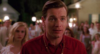 Movie still from “Big Fish” (2003), directed by Tim Burton – A person wearing a red shirt; Close Up shot, Over the shoulder angle