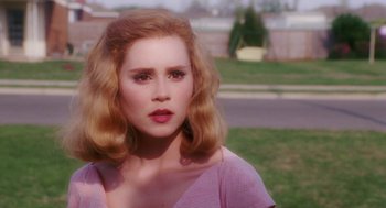 Movie still from “Big Fish” (2003), directed by Tim Burton – A woman with blonde hair and red lipstick looking to her left; Close Up shot, Over the shoulder angle