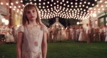 Movie still from “Big Fish” (2003), directed by Tim Burton – A little girl standing in front of a group of people; Medium shot, High angle