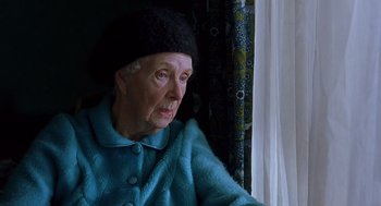 Movie still from “Billy Elliot” (2000), directed by Stephen Daldry – An older woman sitting in front of a window; Close Up shot, Over the shoulder angle