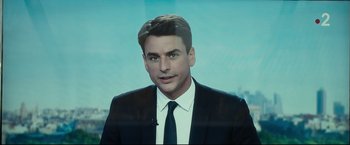 Movie still from “Black Box” (2021), directed by Yann Gozlan – A man wearing a suit and tie in front of a sky background; Close Up shot, Low angle