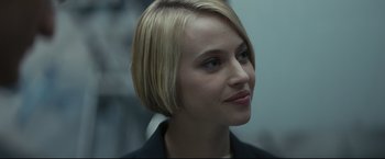 Movie still from “Black Box” (2021), directed by Yann Gozlan – A person with short blonde hair; Close Up shot, Over the shoulder angle