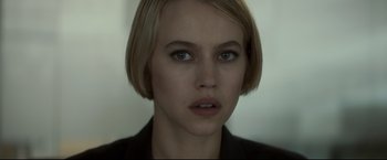 Movie still from “Black Box” (2021), directed by Yann Gozlan – A person with short blonde hair; Close Up shot, Over the shoulder angle