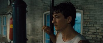 Movie still from “Bleed for This” (2016), directed by Ben Younger – A person leaning against a pole; Close Up shot, Low angle