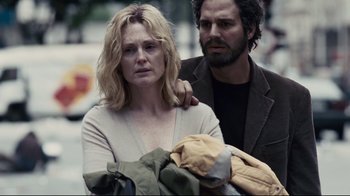 Movie still from “Blindness” (2008), directed by Fernando Meirelles – A man and a woman standing next to each other on the street; Close Up shot, Over the shoulder angle