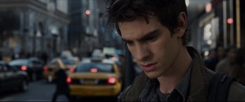 Movie still from “The Amazing Spider-Man” (2012), directed by Marc Webb – A man standing in the middle of a street; Close Up shot, Over the shoulder angle