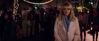 Movie still from “The Amazing Spider-Man 2” (2014), directed by Marc Webb – A woman wearing a pink coat and a blue scarf; Medium shot, Over the shoulder angle