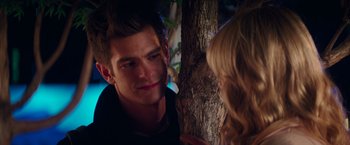 Movie still from “The Amazing Spider-Man 2” (2014), directed by Marc Webb – A man and a woman talking next to a tree; Close Up shot, Over the shoulder angle