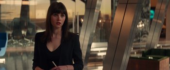Movie still from “The Amazing Spider-Man 2” (2014), directed by Marc Webb – A woman in a black jacket holding a pencil; Close Up shot, Over the shoulder angle