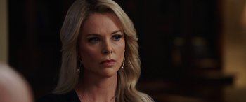 Movie still from “Bombshell” (2019), directed by Jay Roach – A woman with long blonde hair and blue eyes; Close Up shot, Over the shoulder angle