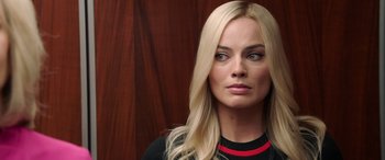 Movie still from “Bombshell” (2019), directed by Jay Roach – A person with blonde hair; Close Up shot, Over the shoulder angle