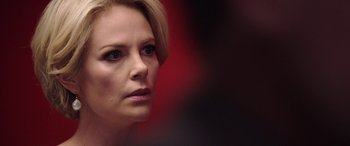 Movie still from “Bombshell” (2019), directed by Jay Roach – A person with short blonde hair; Close Up shot, Over the shoulder angle