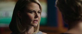 Movie still from “Bombshell” (2019), directed by Jay Roach – A person with blonde hair; Close Up shot, Over the shoulder angle