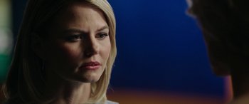 Movie still from “Bombshell” (2019), directed by Jay Roach – A person with blonde hair; Close Up shot, Over the shoulder angle