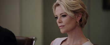 Movie still from “Bombshell” (2019), directed by Jay Roach – A person with blonde hair; Close Up shot, Over the shoulder angle