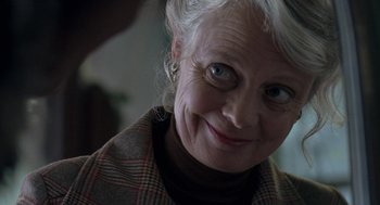 Movie still from “Breakfast on Pluto” (2005), directed by Neil Jordan – An older woman smiling with blue eyes and white hair; Close Up shot, Over the shoulder angle