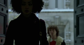 Movie still from “Breakfast on Pluto” (2005), directed by Neil Jordan – A woman with curly hair is standing next to a man; Close Up shot, Over the shoulder angle
