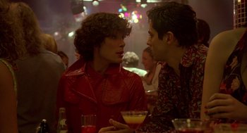 Movie still from “Breakfast on Pluto” (2005), directed by Neil Jordan – A man and a woman are talking at a bar; Medium shot, Over the shoulder angle