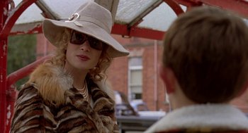 Movie still from “Breakfast on Pluto” (2005), directed by Neil Jordan – A woman wearing a hat and sunglasses talking to a man; Close Up shot, Over the shoulder angle