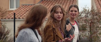 Movie still from “Breathe” (2014), directed by Mélanie Laurent – A group of young women standing next to each other; Medium shot, Over the shoulder angle