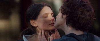 Movie still from “Breathe” (2014), directed by Mélanie Laurent – A man and a woman are kissing in a park; Close Up shot, Low angle