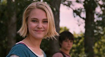 Movie still from “Bridge to Terabithia” (2007), directed by Gabor Csupo – A young woman with blonde hair standing next to a young man; Close Up shot, Over the shoulder angle