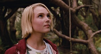 Movie still from “Bridge to Terabithia” (2007), directed by Gabor Csupo – A young blonde haired woman looking up into the sky; Close Up shot, Low angle