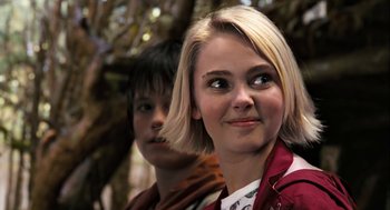 Movie still from “Bridge to Terabithia” (2007), directed by Gabor Csupo – A woman and a man are standing next to each other in front of a tree; Close Up shot, Low angle