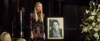 Movie still from “Bridget Jones's Baby” (2016), directed by Sharon Maguire – A woman standing in front of a picture of a man; Medium shot, Low angle