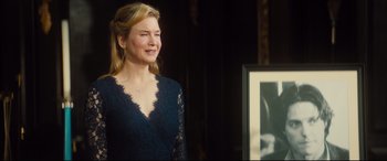 Movie still from “Bridget Jones's Baby” (2016), directed by Sharon Maguire – A woman in a blue dress standing in front of a picture; Medium shot, Over the shoulder angle