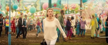 Movie still from “Bridget Jones's Baby” (2016), directed by Sharon Maguire – A woman in white sweater holding a black bag; Medium shot, Over the shoulder angle