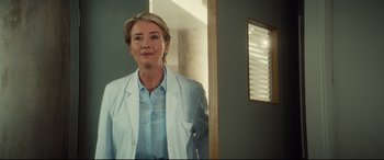 Movie still from “Bridget Jones's Baby” (2016), directed by Sharon Maguire – A woman standing in front of a mirror in a room; Medium shot, Over the shoulder angle