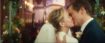 Movie still from “Bridget Jones's Baby” (2016), directed by Sharon Maguire – A man and a woman kissing each other in front of a church; Close Up shot, Over the shoulder angle