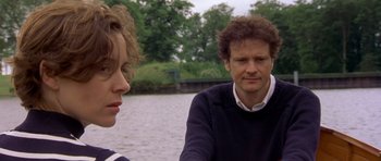 Movie still from “Bridget Jones's Diary” (2001), directed by Sharon Maguire – A man and a woman sitting in front of a body of water; Close Up shot, Over the shoulder angle