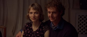 Movie still from “Bridget Jones's Diary” (2001), directed by Sharon Maguire – A man and a woman pose for a picture; Close Up shot, Low angle