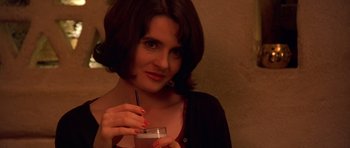 Movie still from “Bridget Jones's Diary” (2001), directed by Sharon Maguire – A woman holding a drink in her hand; Close Up shot, High angle