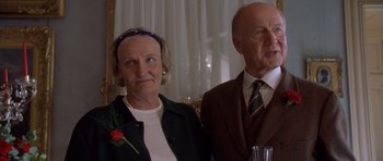 Movie still from “Bridget Jones's Diary” (2001), directed by Sharon Maguire – An older man and a younger woman standing next to each other; Close Up shot, Low angle